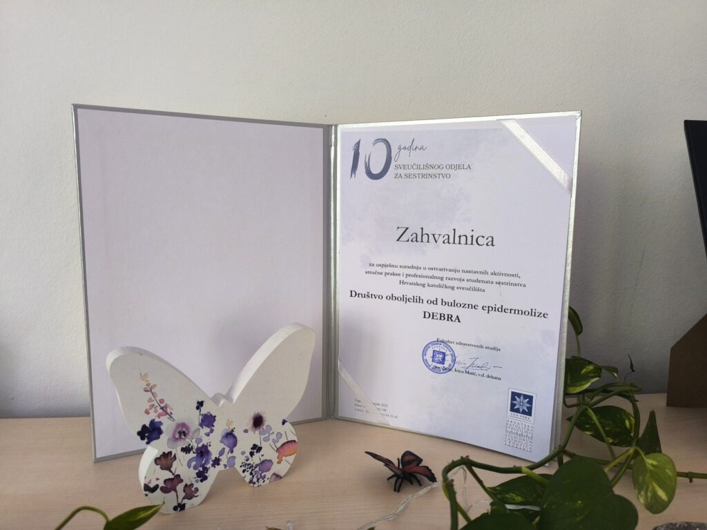 DEBRA primila zahvalnicu na proslavi 10. obljetnice studija sestrinstva Hrvatskog katoličkog sveučilišta